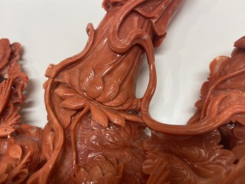 Un groupe figurant Guanyin en corail rouge sculpt&eacute;, Chine, 19/20&egrave;me