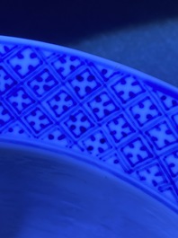 Een Chinese blauw-witte 'klapmuts' kom, Kangxi merk en periode