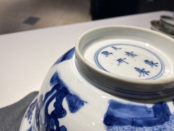 Een Chinese blauw-witte 'klapmuts' kom, Kangxi merk en periode