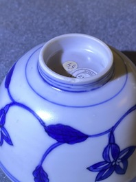 Een Chinese blauw-witte 'paleis' kom, Kangxi