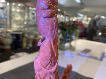 Un groupe figurant Guanyin en corail rouge sculpt&eacute;, Chine, 19/20&egrave;me