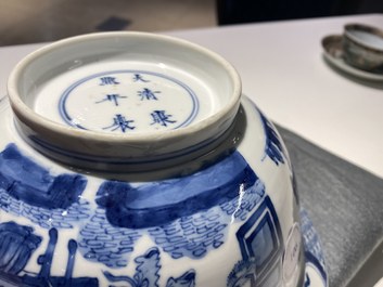 Een Chinese blauw-witte 'klapmuts' kom, Kangxi merk en periode