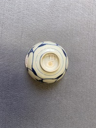 Een Chinese blauw-witte 'paleis' kom, Kangxi