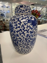 Drie Chinese blauw-witte dekselpotten met florale slingers, 19e eeuw