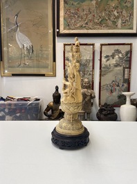 Une grande figure d'Avalokitesvare en ivoire sculpt&eacute;, Chine, 19&egrave;me