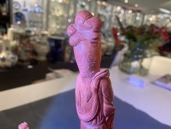 Un groupe figurant Guanyin en corail rouge sculpt&eacute;, Chine, 19/20&egrave;me