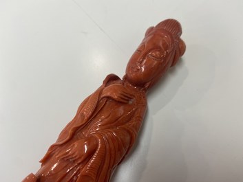Un groupe figurant Guanyin en corail rouge sculpt&eacute;, Chine, 19/20&egrave;me