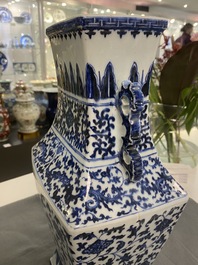 Een Chinese blauw-witte vaas met florale slingers, Qianlong