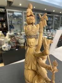 Une grande figure d'Avalokitesvare en ivoire sculpt&eacute;, Chine, 19&egrave;me