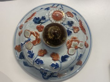 Een uitzonderlijk grote Chinese Imari-stijl dekselvaas met reli&euml;fdecor, Kangxi