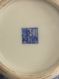 Un pot couvert en porcelaine de Chine en bleu et blanc, marque et peut-&ecirc;tre &eacute;poque de Qianlong