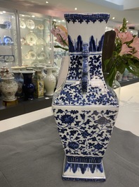 Een Chinese blauw-witte vaas met florale slingers, Qianlong
