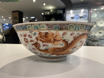 Een Chinese famille rose 'draak en feniks' kom, Guangxu merk en periode