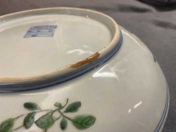 Un plat en porcelaine de Chine famille rose &agrave; d&eacute;cor d'un gar&ccedil;on, un coq, une poule et leurs poussins, marque minyao et &eacute;poque de Qianlong