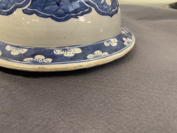 Een paar grote Chinese blauw-witte dekselvazen, 19e eeuw