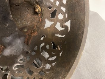 Een zeer grote Chinese bronzen wierookbrander, Xuande merk, Ming