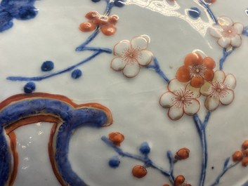 Een uitzonderlijk grote Chinese Imari-stijl dekselvaas met reli&euml;fdecor, Kangxi