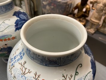 Een paar Chinese wucai dekselpotten, 19/20e eeuw