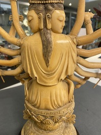 Une grande figure d'Avalokitesvare en ivoire sculpt&eacute;, Chine, 19&egrave;me