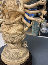 Une grande figure d'Avalokitesvare en ivoire sculpt&eacute;, Chine, 19&egrave;me