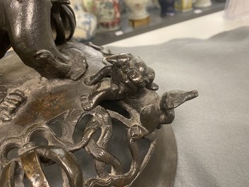 Een zeer grote Chinese bronzen wierookbrander, Xuande merk, Ming