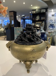 Un br&ucirc;le-parfum en bronze aux anses et pieds en forme d'&eacute;l&eacute;phants, Chine, marque et &eacute;poque de Qianlong