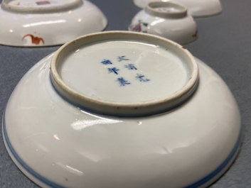 Een diverse collectie Chinees blauw-wit en famille rose porselein, 19/20e eeuw