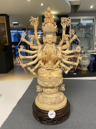 Une grande figure d'Avalokitesvare en ivoire sculpt&eacute;, Chine, 19&egrave;me