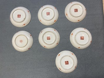 Zeven Chinese famille rose schotels, een theepot en een dekseldoos, 19e eeuw