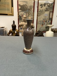Un vase sur support en porcelaine de Chine &agrave; &eacute;mail 'fleur de p&ecirc;cher', marque de Kangxi, 19/20&egrave;me