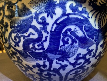 Un aquarium en porcelaine de Chine en bleu et blanc, 19&egrave;me