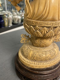 Une grande figure d'Avalokitesvare en ivoire sculpt&eacute;, Chine, 19&egrave;me