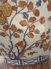 Een uitzonderlijk grote Chinese Imari-stijl dekselvaas met reli&euml;fdecor, Kangxi