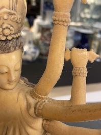 Une grande figure d'Avalokitesvare en ivoire sculpt&eacute;, Chine, 19&egrave;me