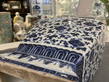 Een Chinese blauw-witte vaas met florale slingers, Qianlong