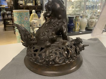 Een zeer grote Chinese bronzen wierookbrander, Xuande merk, Ming