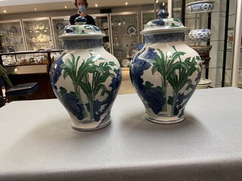 Een paar Chinese wucai dekselpotten, 19/20e eeuw