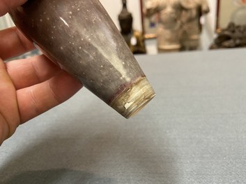 Un vase sur support en porcelaine de Chine &agrave; &eacute;mail 'fleur de p&ecirc;cher', marque de Kangxi, 19/20&egrave;me