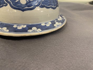 Een paar grote Chinese blauw-witte dekselvazen, 19e eeuw