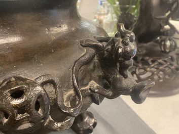 Een zeer grote Chinese bronzen wierookbrander, Xuande merk, Ming