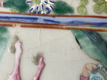Drie Chinese famille rose vazen en een blauw-witte vaas, 19e eeuw