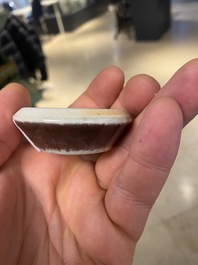 Un vase sur support en porcelaine de Chine &agrave; &eacute;mail 'fleur de p&ecirc;cher', marque de Kangxi, 19/20&egrave;me