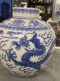 Un pot couvert en porcelaine de Chine en bleu et blanc, marque et peut-&ecirc;tre &eacute;poque de Qianlong