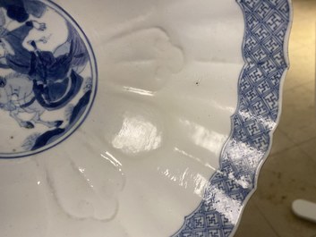 Twee Chinese blauw-witte kommen, Kangxi en Wanli