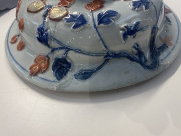 Een uitzonderlijk grote Chinese Imari-stijl dekselvaas met reli&euml;fdecor, Kangxi