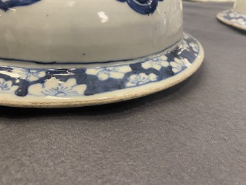 Een paar grote Chinese blauw-witte dekselvazen, 19e eeuw