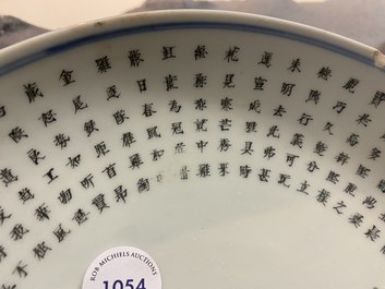Un plat en porcelaine de Chine famille rose &agrave; d&eacute;cor d'un gar&ccedil;on, un coq, une poule et leurs poussins, marque minyao et &eacute;poque de Qianlong