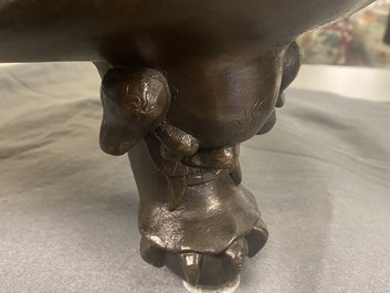 Een zeer grote Chinese bronzen wierookbrander, Xuande merk, Ming