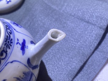 Vier Chinese blauw-witte theepotten met deksels, Kangxi