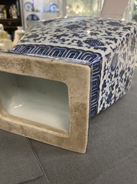 Een Chinese blauw-witte vaas met florale slingers, Qianlong
